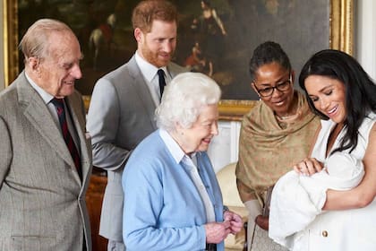 La reina Isabel II conoce a Archie, el hijo de Harry y Meghan, en mayo de 2019
The Duke and Duchess of Sussex are joined by her mother, Doria Ragland, as they show their new son, born Monday and named as Archie Harrison Mountbatten-Windsor, to the Queen Elizabeth II and the Duke of Edinburgh at Windsor Castle.
08 May 2019