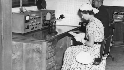 La reina Isabel II dando un discurso en Australia, durante su primera gira por la Commonwealth como soberana de Reino Unido en 1954