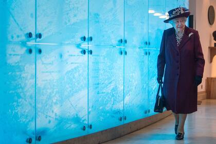 La reina Isabel II de Gran Bretaña camina por las oficinas del MI5
