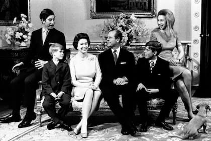 La reina Isabel II de Gran Bretaña, en el centro a la izquierda, y el príncipe Felipe, en el centro, están sentados con sus hijos, de izquierda a derecha, el príncipe Carlos, el príncipe Eduardo, el príncipe Andrés y la princesa Ana, en el Palacio de Buckingham, el 20 de noviembre de 1972