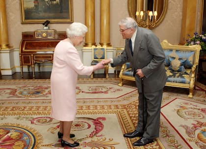 La reina Isabel II de Gran Bretaña entrega la Orden de Mérito al artista británico David Hockney en el Palacio de Buckingham, Londres, el 22 de mayo de 2012