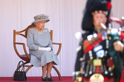 La reina Isabel II de Gran Bretaña observa una ceremonia militar en homenaje por su cumpleaños número 95