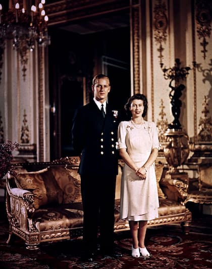 La reina Isabel II de Inglaterra posa junto a su marido el duque de Edimburgo y luce su anillo de compromiso