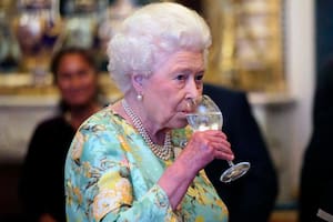 La reina Isabel II disfruta uno de sus brindis
