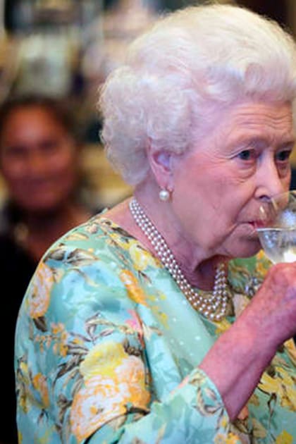 La reina Isabel II, conocida amante de las bebidas espirituosas