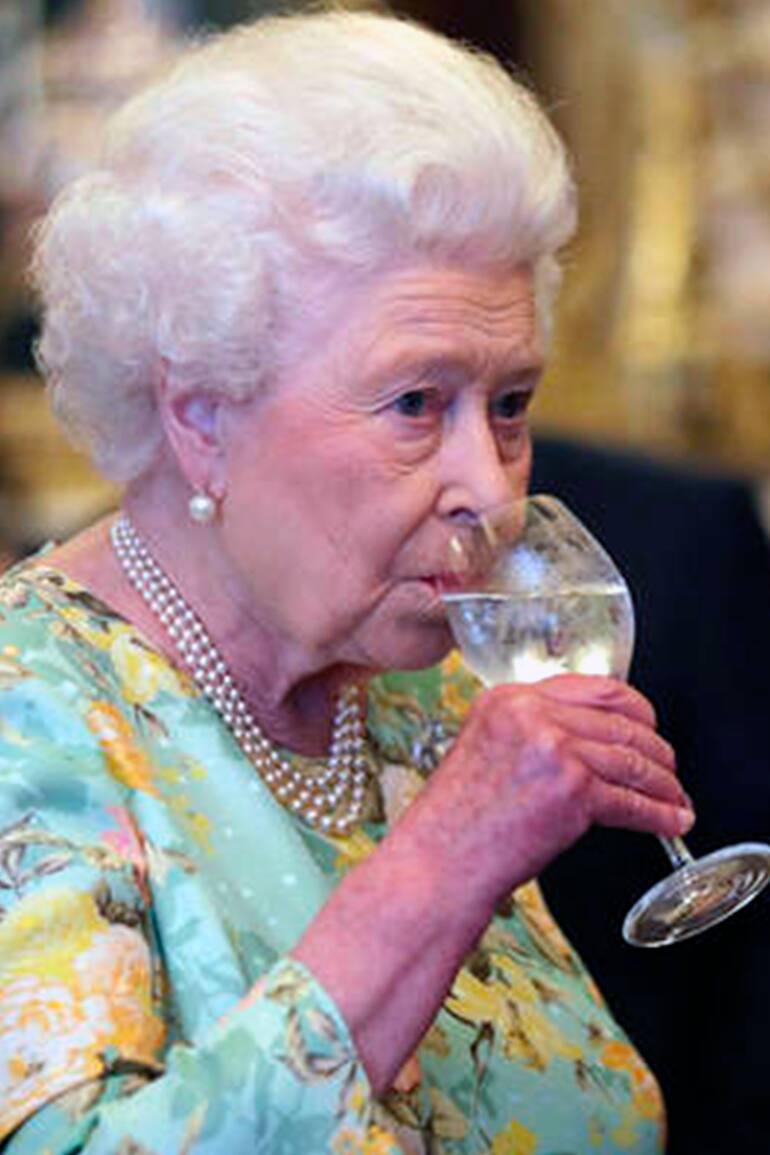 La reina Isabel II disfruta uno de sus brindis
