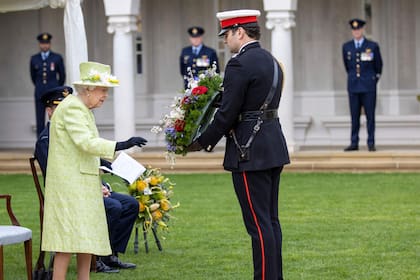 La reina Isabel II durante el acto militar en homenaje a los caídos en combate