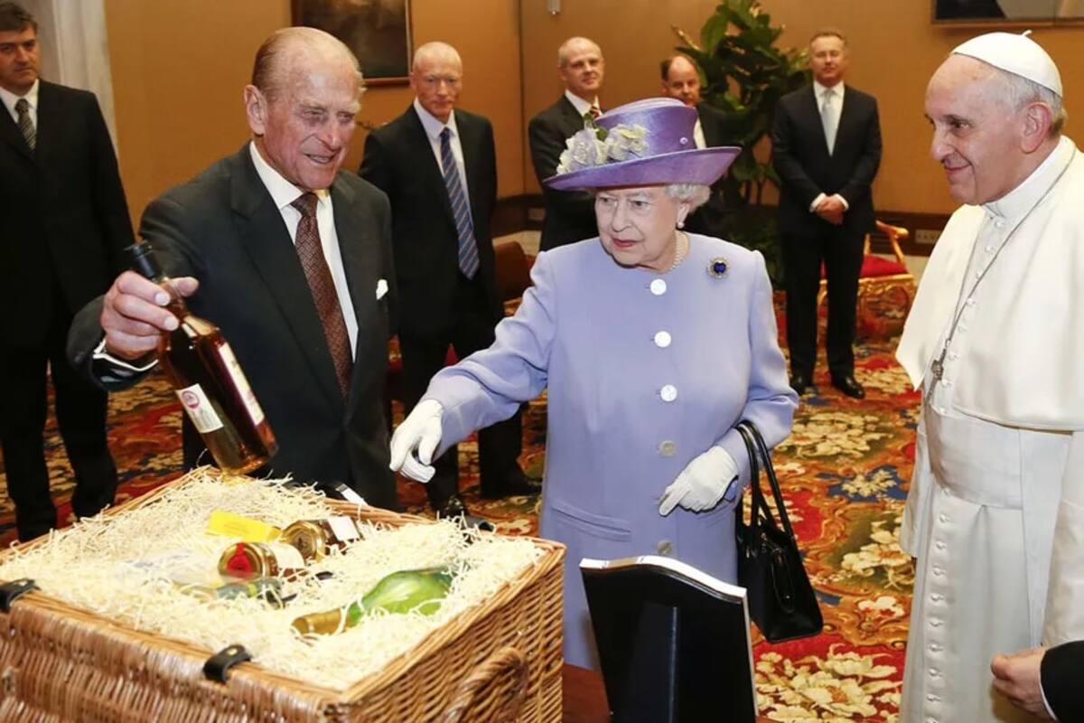 La reina Isabel II durante su visita al Papa en el Vaticano en 2014