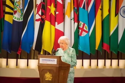 La reina Isabel II durante una reunión de la Mancomunidad de Naciones