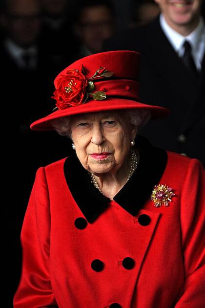 La reina Isabel II durante una visita al HMS Queen Elizabeth en la base naval de HM antes del despliegue inaugural del barco, el 22 de mayo de 2021