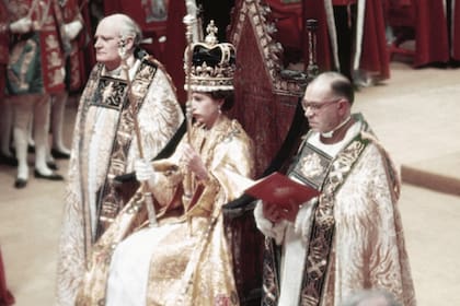 La Reina Isabel II, en la abadía de Westminster, en 1953, con la corona de San Eduardo.