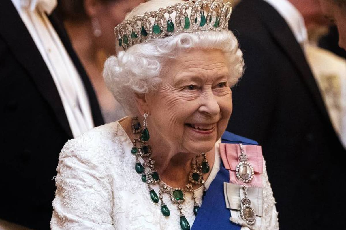 La reina Isabel II en la cena anual por la recepción del Cuerpo Diplomático, en Buckingham.