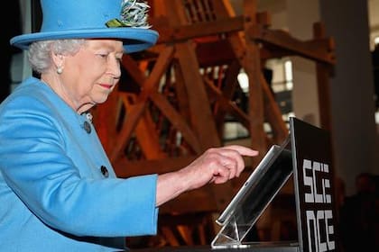 La Reina Isabel II envía su primer tuit el 24 de octubre de 2014, a través de una tablet