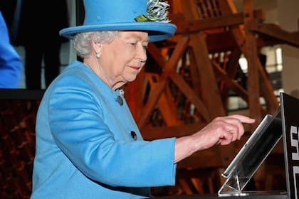 La Reina Isabel II envía su primer tuit el 24 de octubre de 2014, a través de una tablet