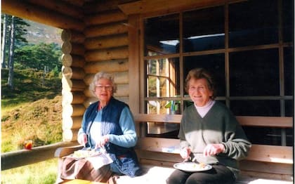 La reina Isabel II estuvo en la misma cabaña en Balmoral junto a Margaret Rhodes (Crédito: Margaret Rhodes)