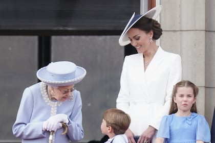 La Reina Isabel II habla con el príncipe Louis, quien le hizo una curiosa pregunta durante la jornada del jueves en el Jubileo de Platino