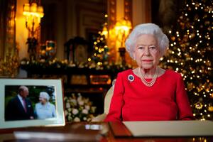 La reina Isabel II habló ante los británicos junto a una foto con su marido, el difunto príncipe Felipe (Fuente: The Royal Family)