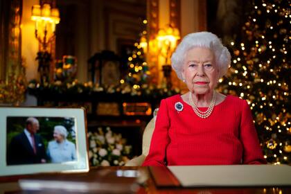 La reina Isabel II habló ante los británicos junto a una foto con su marido, el difunto príncipe Felipe (Fuente: The Royal Family)