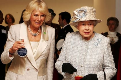La reina Isabel II junto a Camilla, la esposa de su hijo Carlos