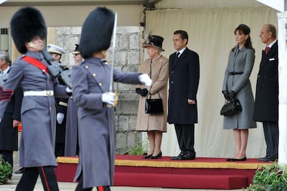 La reina Isabel II junto al expresidente francés Nicolas Sarkozy, en 2008, en el castillo de Windsor.