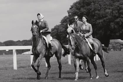 La reina Isabel II, la princesa Margarita, condesa de Snowdon (1930-2002), y el príncipe Eduardo, duque de Kent, cabalgando en el hipódromo de Ascot, Reino Unido, el 27 de junio de 1968. (Photo by Evening Standard/Hulton Archive/Getty Images)