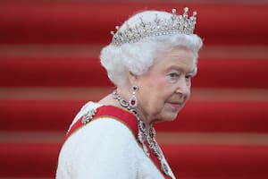 La reina Isabel II llega para el banquete de estado en su honor en el palacio Schloss Bellevue en la segunda visita de cuatro días de la pareja real a Alemania el 24 de junio de 2015 en Berlín, Alemania