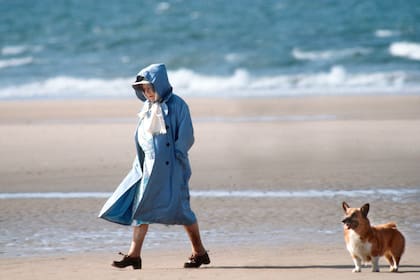 La reina Isabel II mantuvo el hábito de caminar durante gran parte de su vida (Photo by Tim Graham Photo Library via Getty Images)