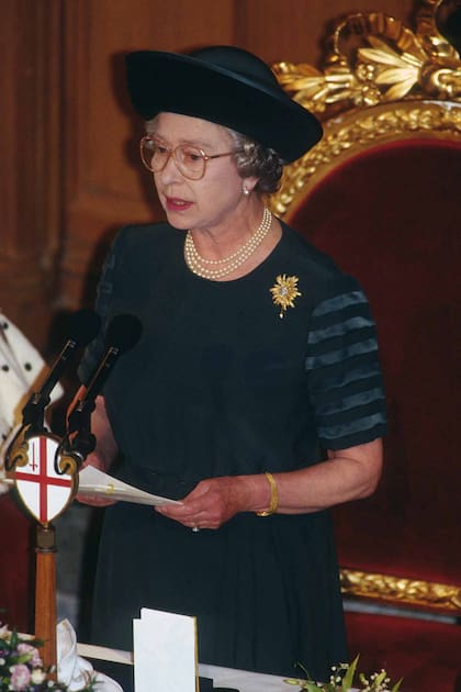 La reina Isabel II pronuncia su discurso "Annus Horribilis" en el Guildhall y describe su tristeza por los acontecimientos del año, incluida la ruptura del matrimonio de sus dos hijos y el devastador incendio en su casa, el Castillo de Windsor, el 24 de noviembre de 1992 en Londres, Inglaterra. (Photo by Anwar Hussein/Getty Images)