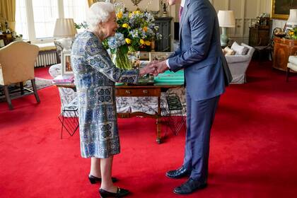 La reina Isabel II recibe al primer ministro de Canadá, Justin Trudeau, en el primer acto presencial de la monarca tras pasar el covid-19, en Windsor