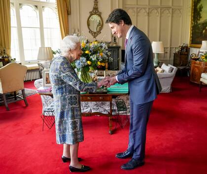 La reina Isabel II recibe al primer ministro de Canadá, Justin Trudeau, en el primer acto presencial de la monarca tras pasar el covid-19, en Windsor