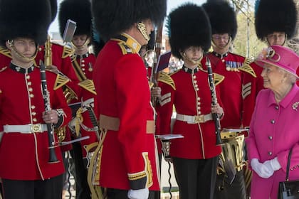 La reina Isabel II saluda a la guardia británica