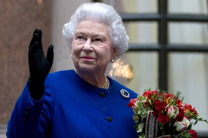 La reina Isabel II saluda a personal del Ministerio de Relaciones Exteriores y de la Mancomunidad de Naciones al final de una visita oficial en Londres. (AP Foto/Alastair Grant, archivo)