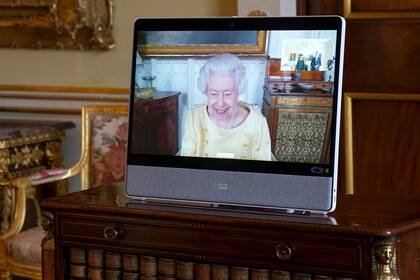 La reina Isabel II se presenta vía video desde el Castillo de Windsor durante una audiencia virtual en el Palacio de Buckingham el 26 de octubre del 2021. (Victoria Jones/Pool vía AP)