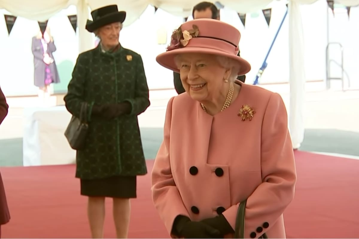 La reina Isabel II se presentó en un importante centro de respuestas contra el coronavirus del gobierno británico, acompañada de su nieto William (The Royal Family Channel)