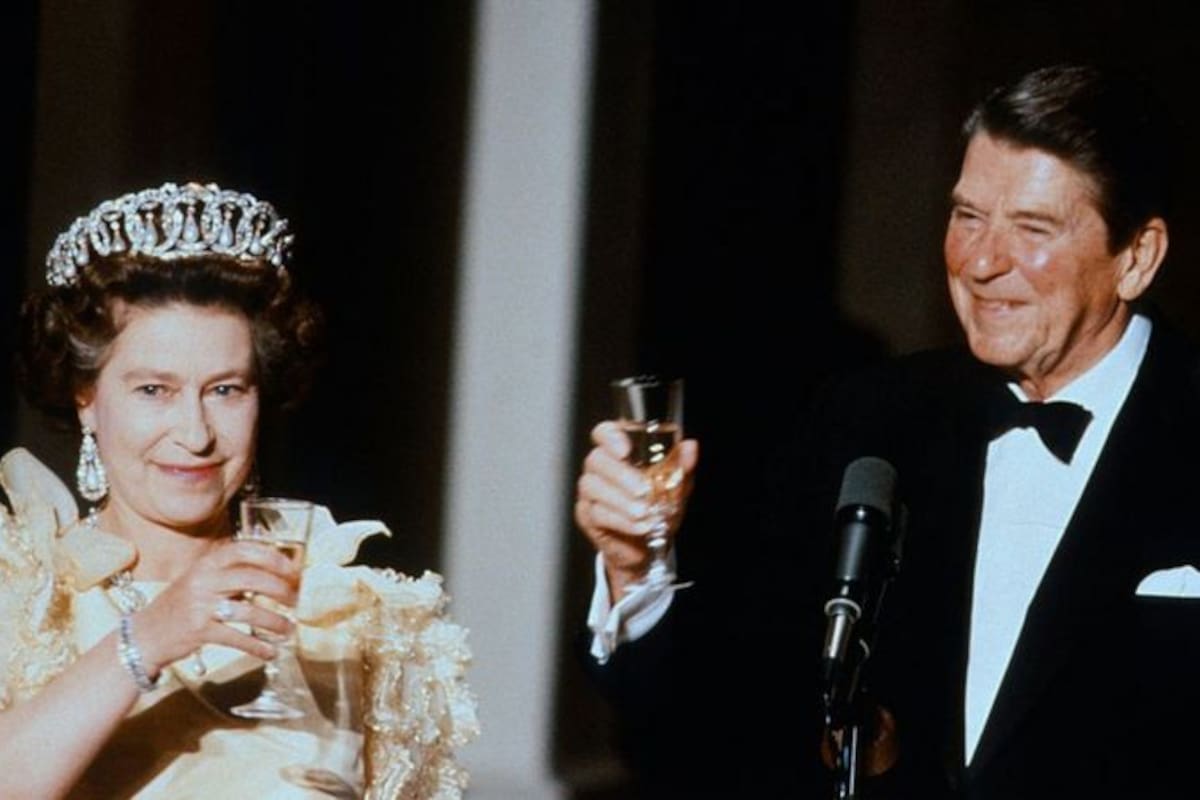 La reina Isabel II y Ronald Reagan en un banquete en San Francisco en 1983