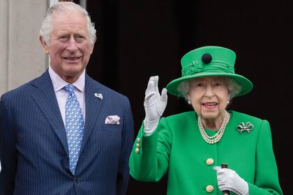 La reina Isabel II y su hijo Carlos, en el Jubileo de Platino, en junio de 2022