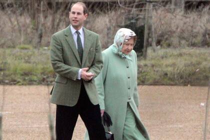 El príncipe Eduardo es el hijo menor de la reina Isabel II: el cuarto hijo del matrimonio real podría heredar el título de su padre, Felipe, duque de Edimburgo