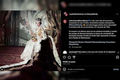 La reina Isabel lució la tradicional túnica (Foto Instagram @theroyalfamily)