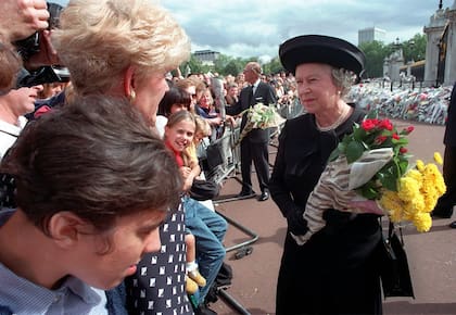 La reina Isabel saludando a la gente que se congregó frente al palacio de Buckingham, luego de la muerte de Diana, en una imagen del documental Isabel II: En primer plano
