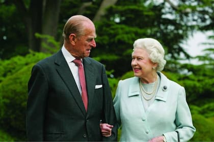 La reina Isabel y el príncipe Felipe cumplen 73 años de casados y lo celebraron con tiernas postales de sus bisnietos