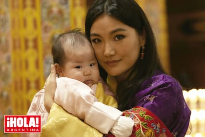La reina Jetsun Pema feliz con la nueva integrante de la familia real en el monasterio budista Tashichho Dzong.
