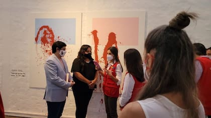 La reina Letiza recorre la muestra de Bienalsur, en Paraguay, en el Centro Cultural de España "Juan de Salazar"