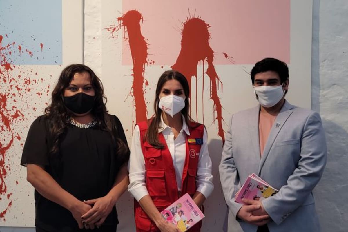 La reina Letizia (centro) junto a la activista trans Yren Rotela y el abogado Alejandro Cano, en la muestra "Devenir cuerpx"