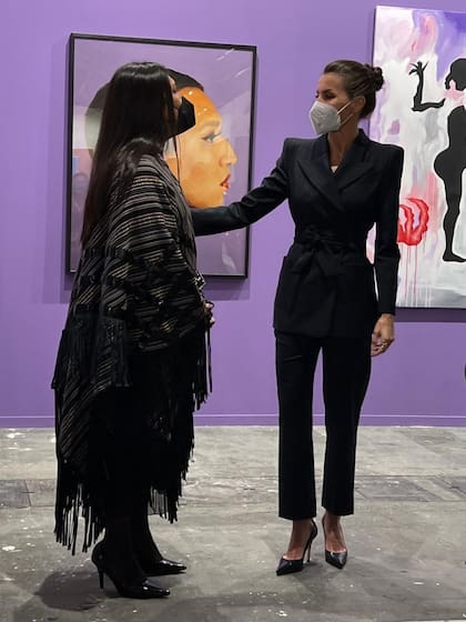 La reina Letizia con Mauricio "La Chola" Poblete en el stand de la galería argentina Pasto