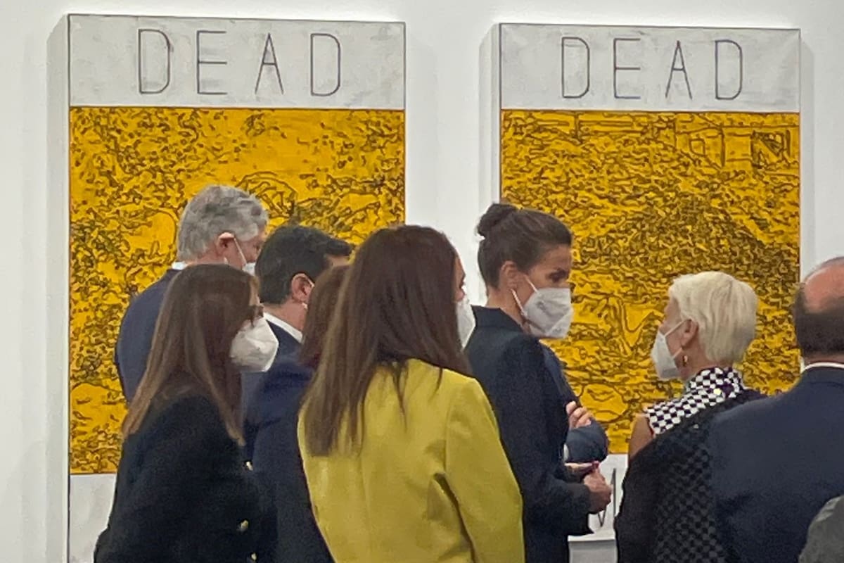 La reina Letizia con obra de Mate Mullican en su recorrido por ARCO