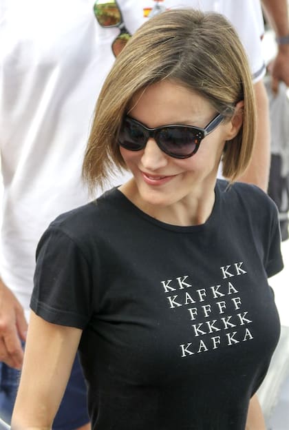 La reina Letizia, con una remera alusiva al centenario