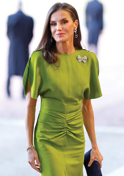 La reina Letizia llevó en la coronación de Carlos III el mismo modelo de Victoria en otro color.