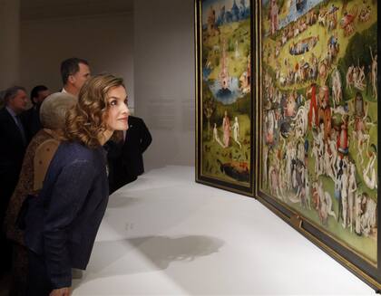 La reina Letizia observó bien de cerca el deslumbrante tríptico de El Bosco