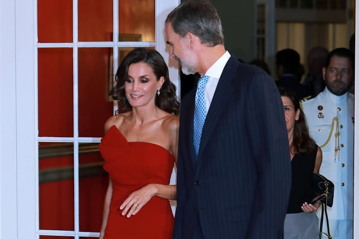 La Reina Letizia volvió a usar el vestido rojo que causó sensación en su paso por Buenos Aires en marzo de este año