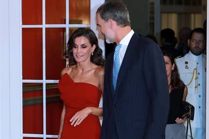 La Reina Letizia volvió a usar el vestido rojo que causó sensación en su paso por Buenos Aires en marzo de este año